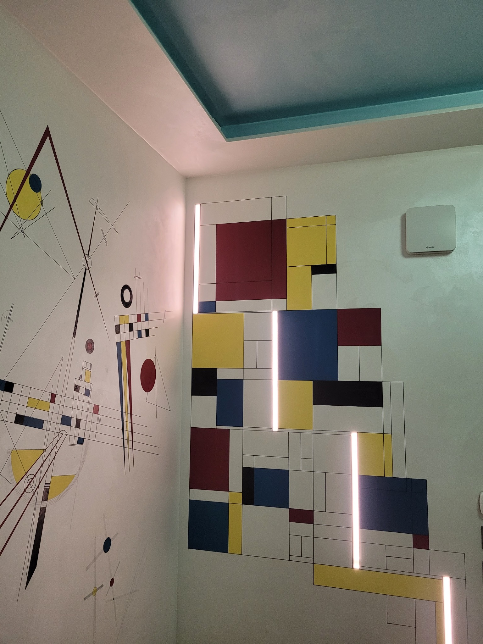 Parete geometrica decorativa con illuminazione LED integrata